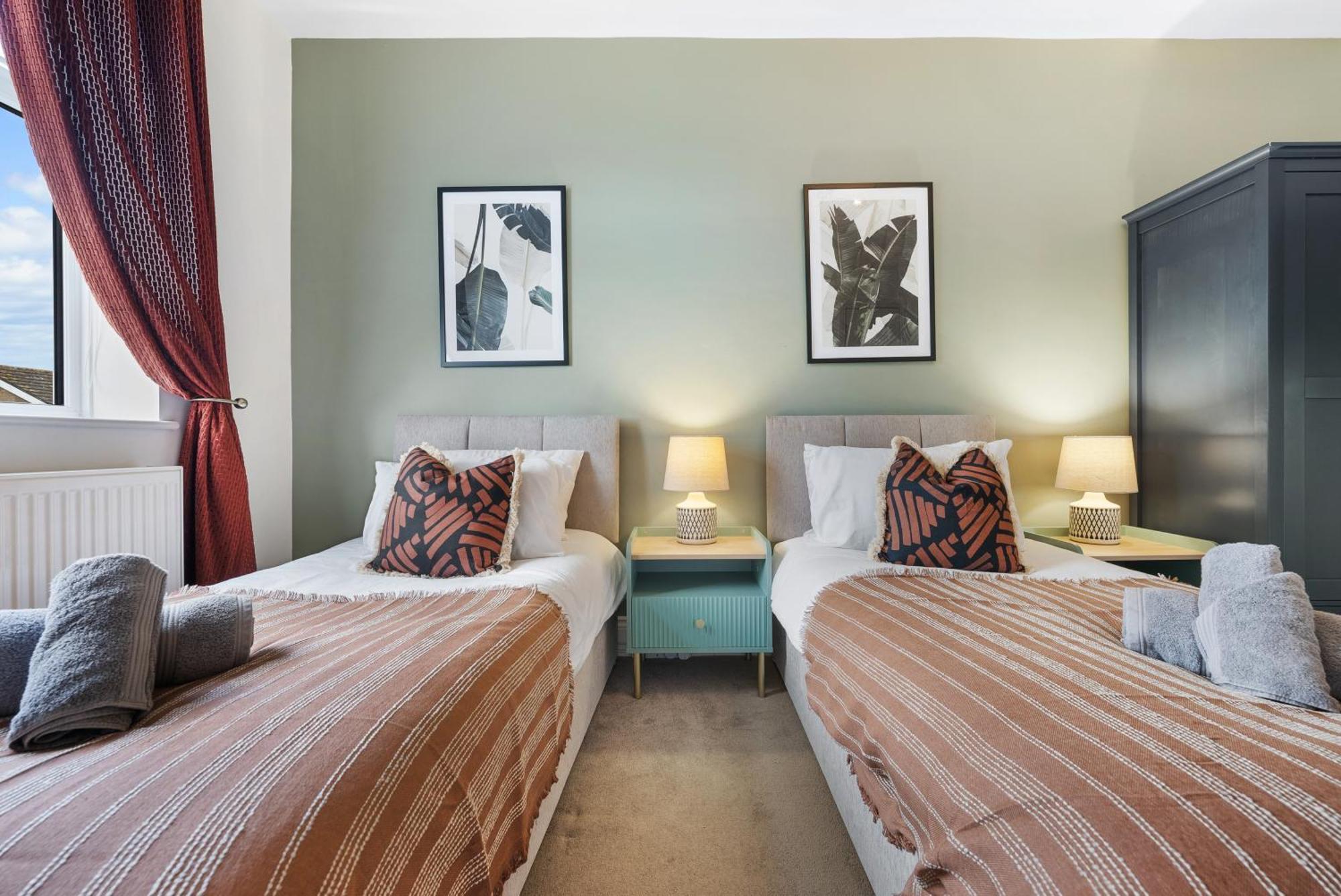 Long Term And Summer Special Offer! 5-Bedroom Spacious, Stunning Design, Sociable Areas & Cosy House Near South Downs Park, Sleeps 11 With Games Room, Private Parking And Garden- By Blue Puffin Stays Waterlooville Bagian luar foto