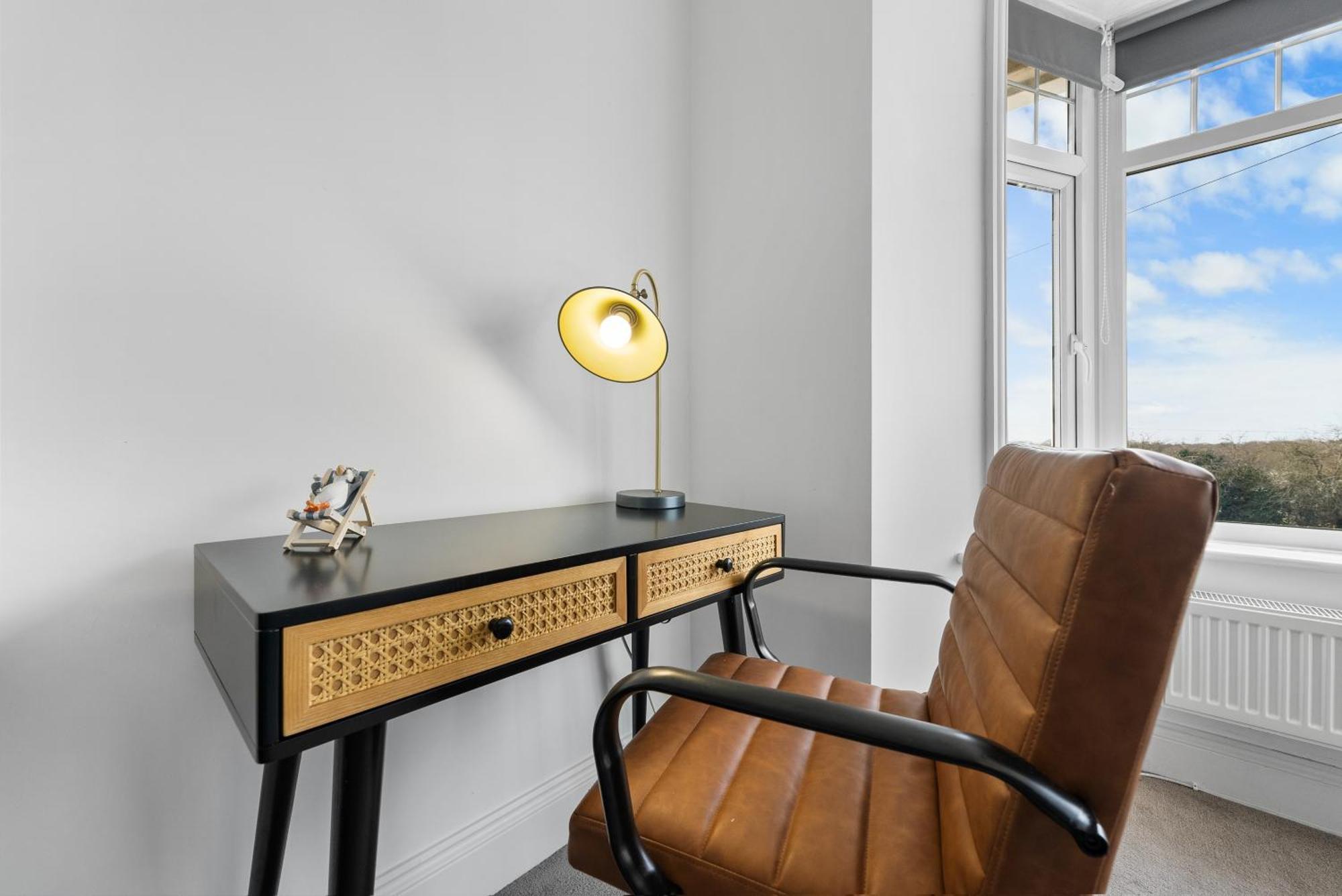 Long Term And Summer Special Offer! 5-Bedroom Spacious, Stunning Design, Sociable Areas & Cosy House Near South Downs Park, Sleeps 11 With Games Room, Private Parking And Garden- By Blue Puffin Stays Waterlooville Bagian luar foto