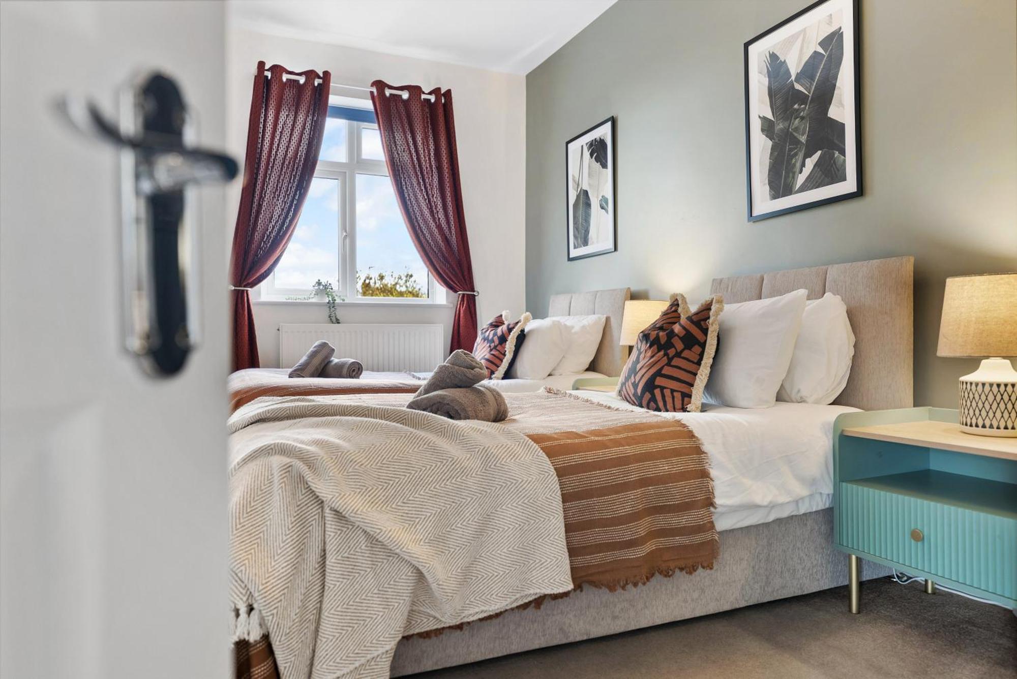 Long Term And Summer Special Offer! 5-Bedroom Spacious, Stunning Design, Sociable Areas & Cosy House Near South Downs Park, Sleeps 11 With Games Room, Private Parking And Garden- By Blue Puffin Stays Waterlooville Bagian luar foto