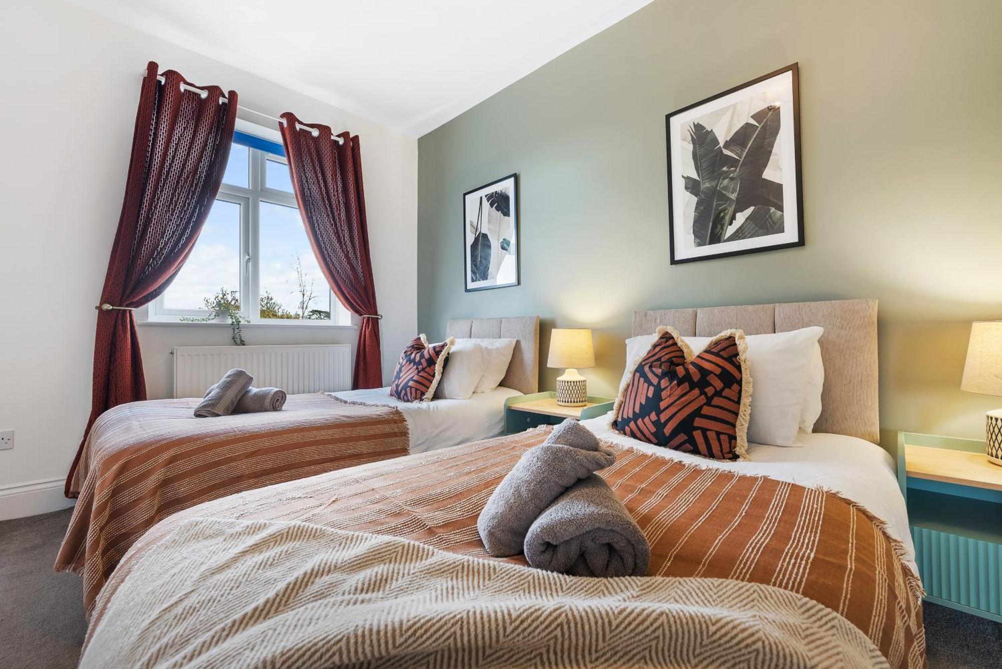 Long Term And Summer Special Offer! 5-Bedroom Spacious, Stunning Design, Sociable Areas & Cosy House Near South Downs Park, Sleeps 11 With Games Room, Private Parking And Garden- By Blue Puffin Stays Waterlooville Bagian luar foto