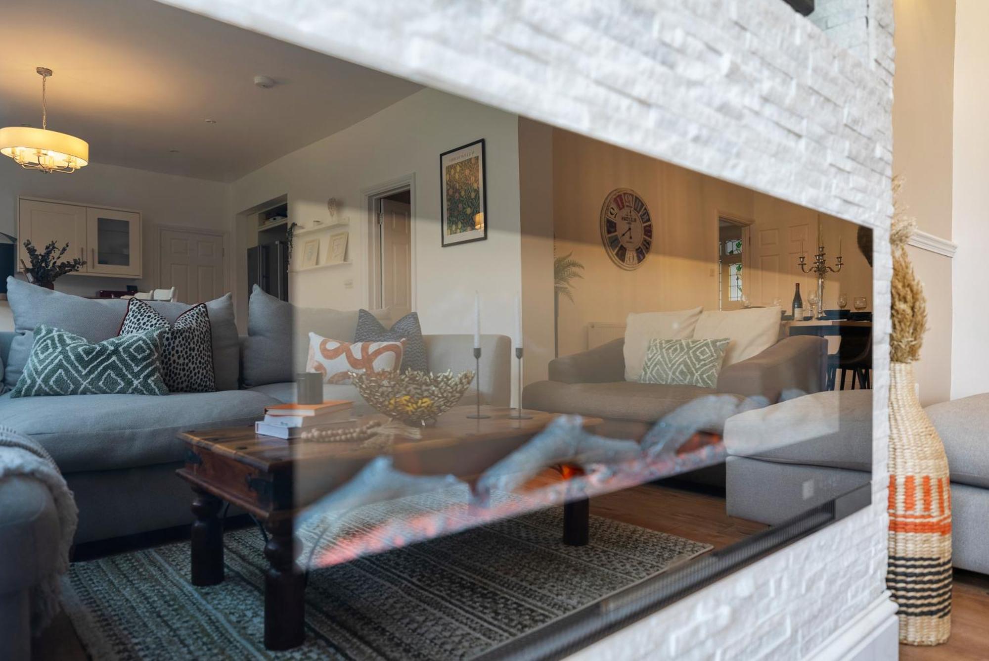 Long Term And Summer Special Offer! 5-Bedroom Spacious, Stunning Design, Sociable Areas & Cosy House Near South Downs Park, Sleeps 11 With Games Room, Private Parking And Garden- By Blue Puffin Stays Waterlooville Bagian luar foto
